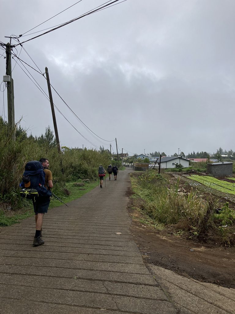 Wanderer kommen in Dos d'Âne an
