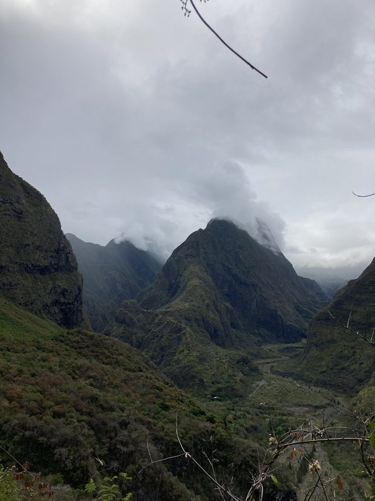 Gruen bewachsene Berge von Mafate