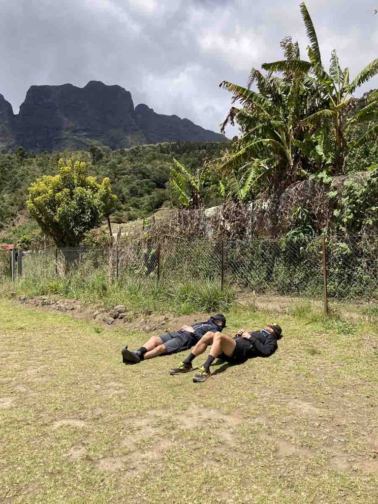 Zwei Wanderer liegen im Gras und machen Pause