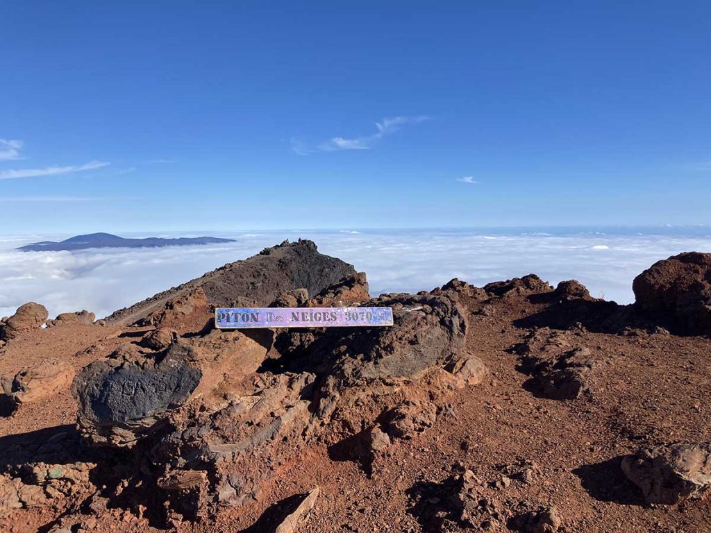 Gipfel des Piton de Neiges, mit Schild auf dem die Höhe steht, 3070m