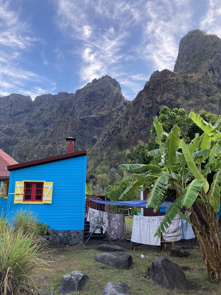 Gîte de Cayenne vor den Bergen