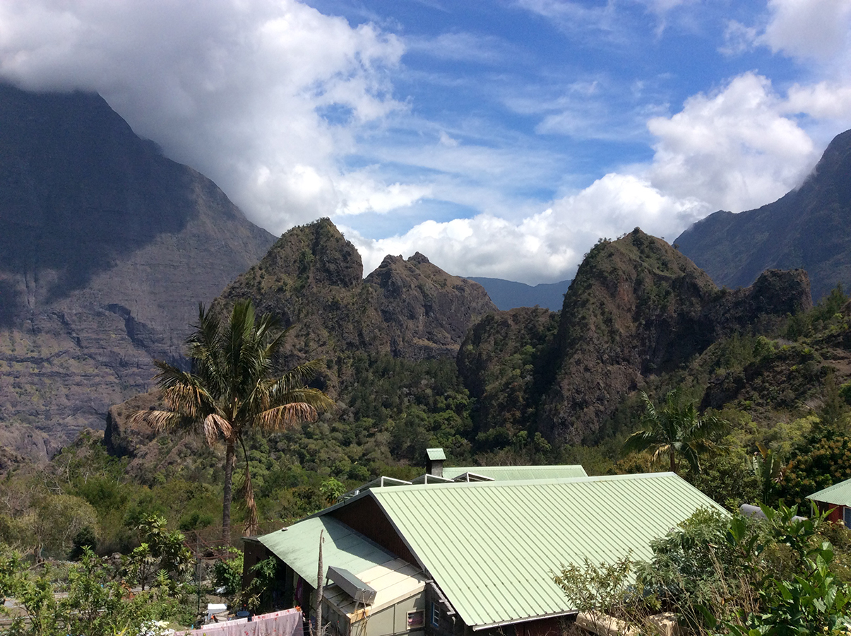 Ausblick auf die Gîte Le Pavillon und die Berge dahinter