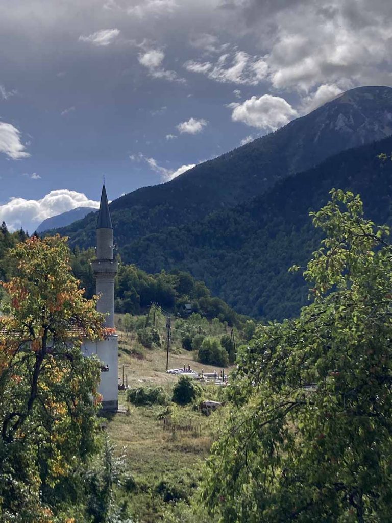 Moschee vor Bergkulisse
