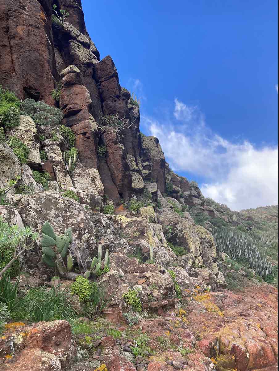 Wanderweg neben Felsformationen