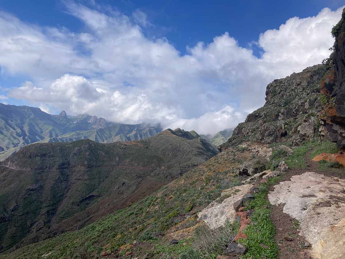 Wanderweg, rechts natürliche Höhlen