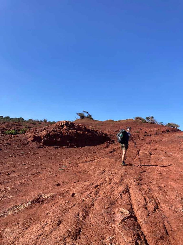 Wanderer auf rotem Untergrund