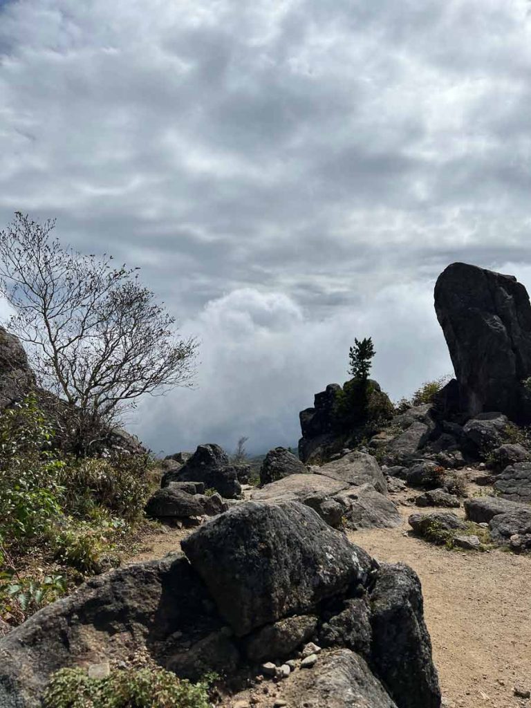 Trail auf der Jirisan Traverse - eine der schönsten Wanderungen in Südkorea