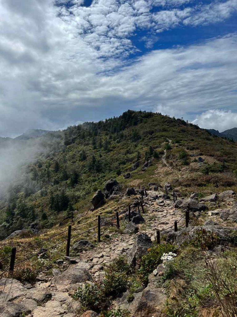 Trail auf der Jirisan Traverse - - eine der schönsten Wanderungen in Südkorea
