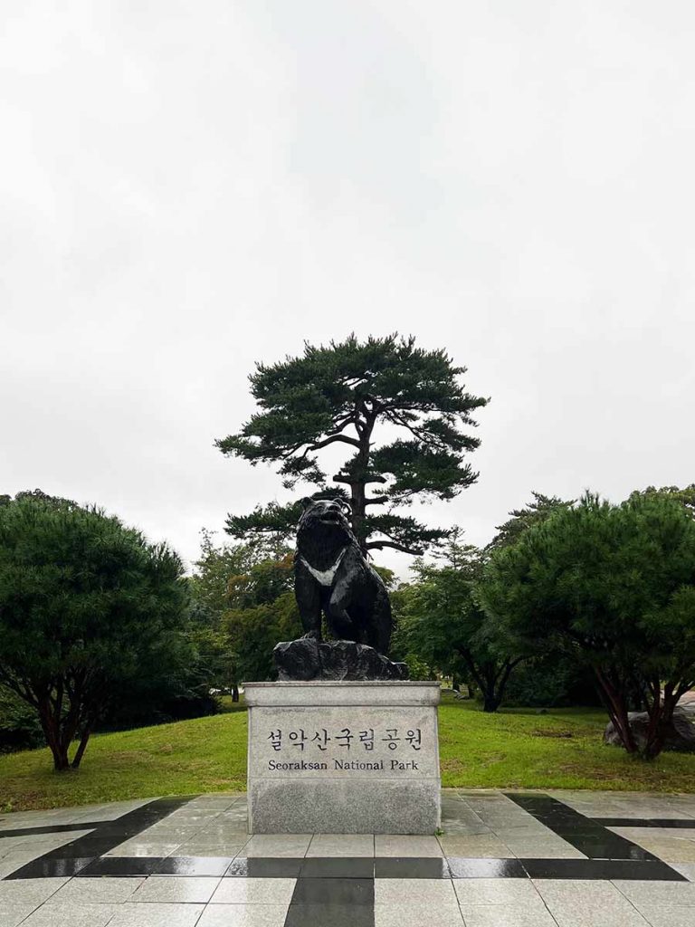 Baer Statue am Eingang des Seoraksan Nationalparks