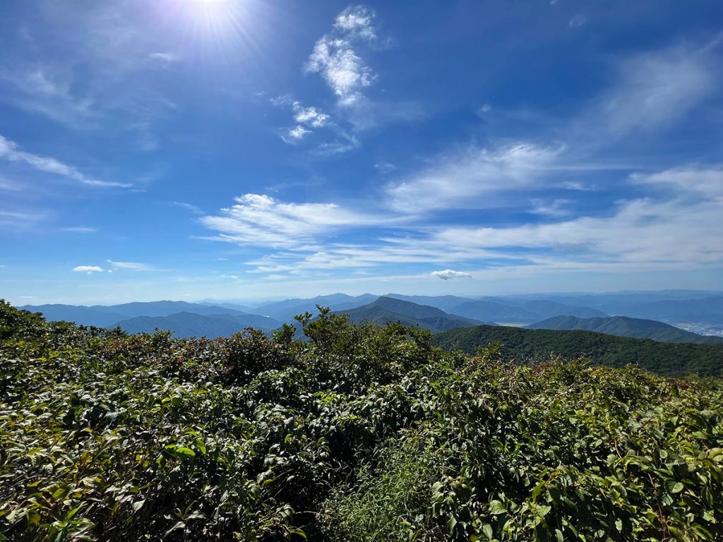 Ausblick auf die Gipfel des Jirisan- eine der schönsten Wanderungen in Südkorea