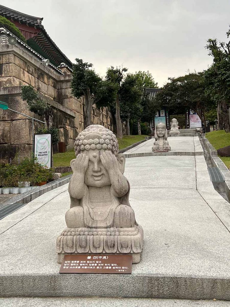 Drei Tempelfiguren im Hwaeomsa Tempel - einer der schönsten Tempel Südkoreas