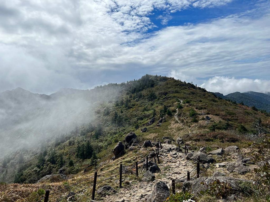 Nebelverhangener Berg im Jirisan Nationalpark