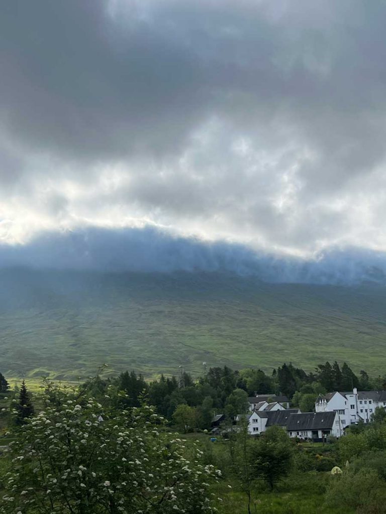 Der Ort Bridge of Orchy vor wolkenverhangenen Bergen