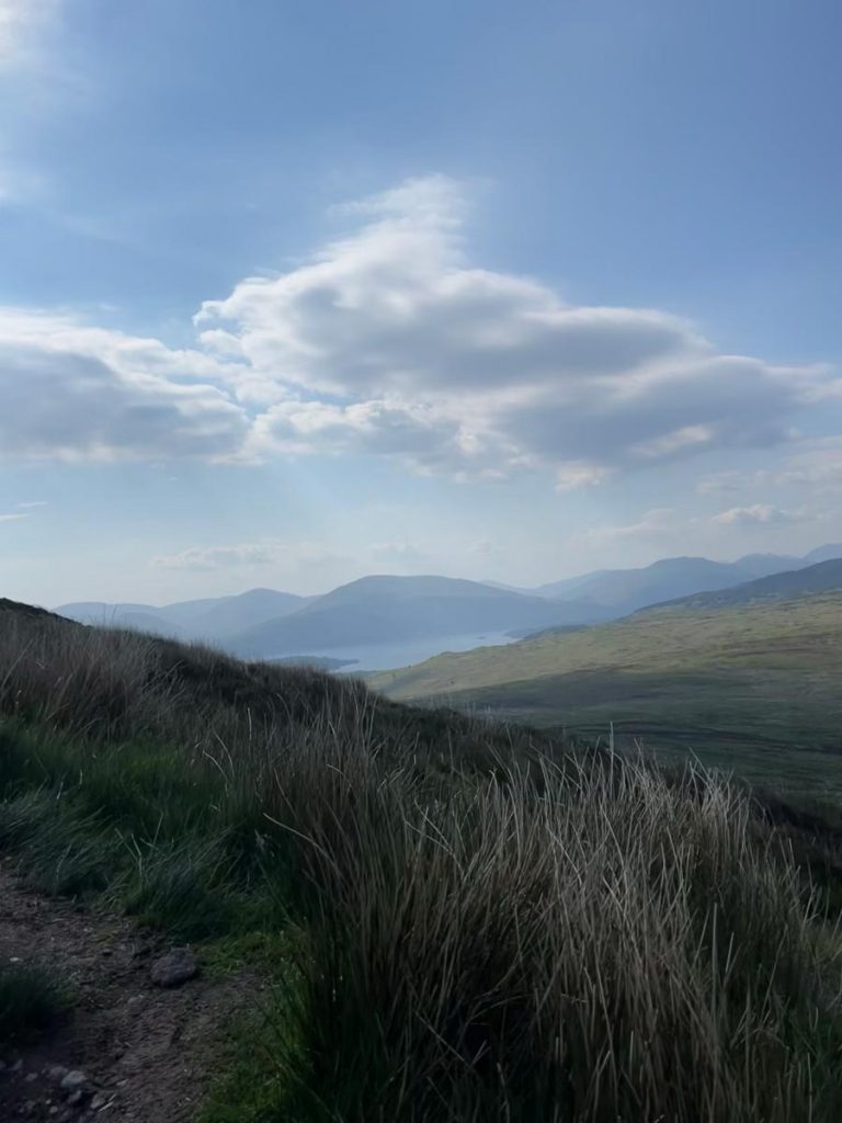 Aussicht vom dem Conic Hill auf die dahinter liegenden Berge