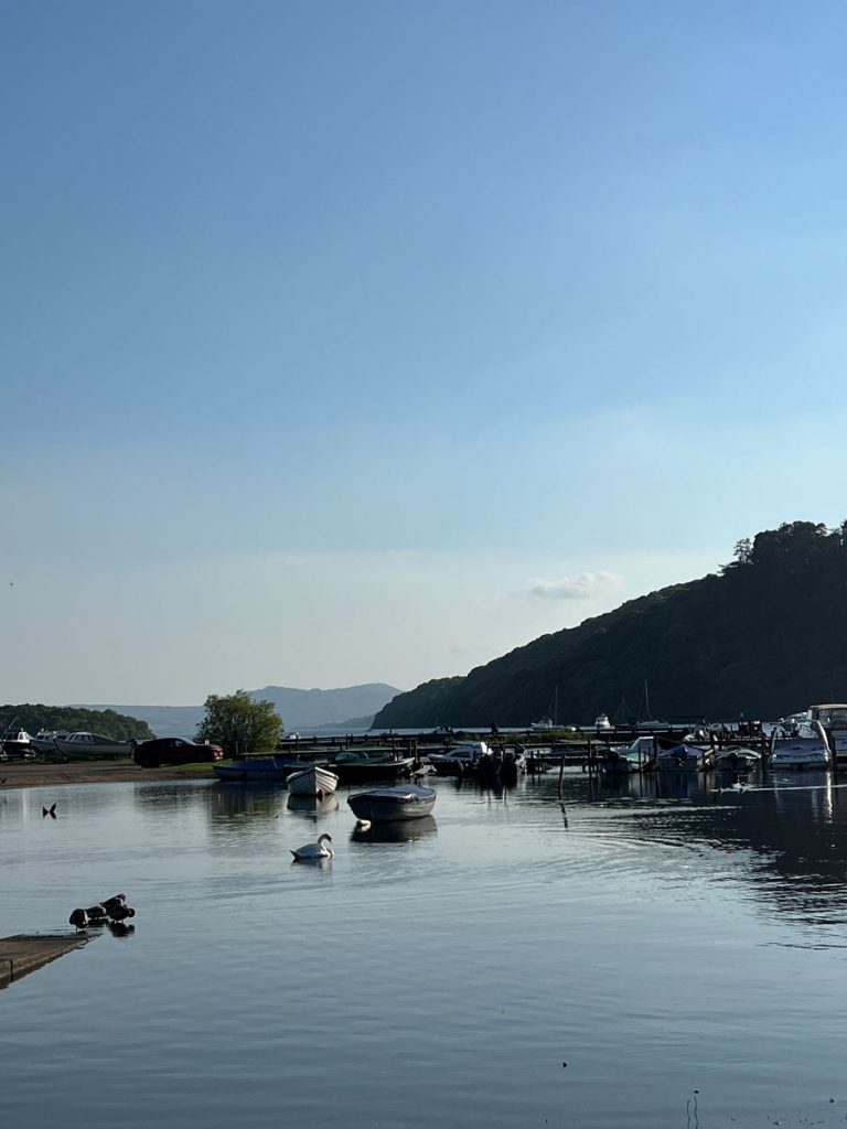 Ein See mit Booten darauf