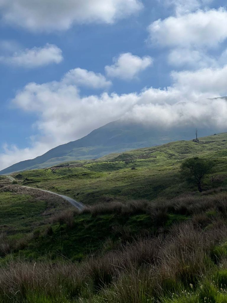 Eine Straße, die Richtung wolkenverhangene Berge führt